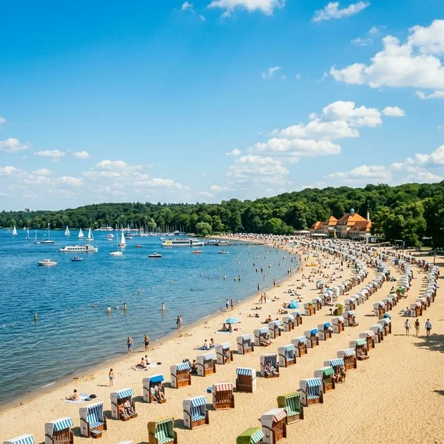 ベルリンのヴァンゼー(Wannsee)FKKビーチ - 白い砂浜と伝統的なビーチチェア