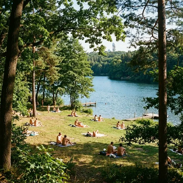 ベルリンのトイフェルスゼー、森に囲まれた静かな湖畔